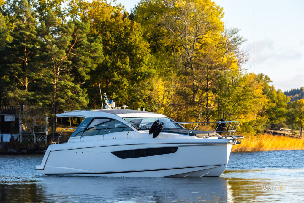 Sealine S330 for sale by Boats Int. AB