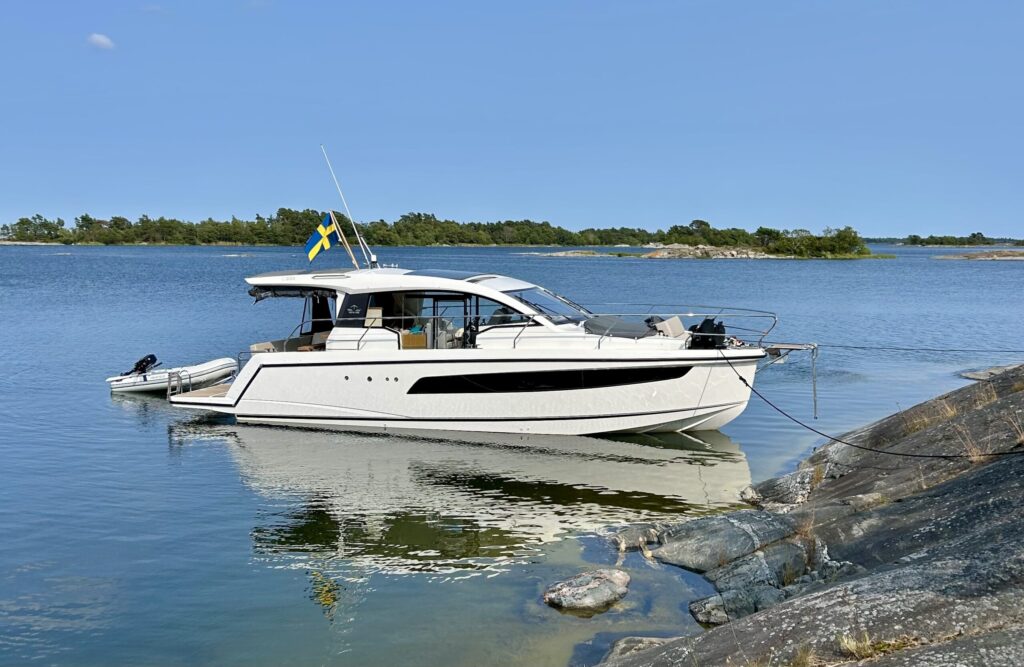 Sealine C335 for sale by Boats Int. AB